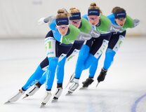 23 10 07 team VGR Sport Vreugdenhil in nieuw pak op ijs van Inzell
