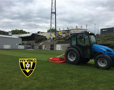 19 05 09 VVV Venlo - levering Trimax Striker (02) met logo